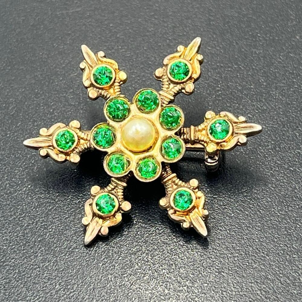 Vintage Emerald Green Prong Set 6‎ Pointed Faux Pearl Brooch Pin Gold Tone